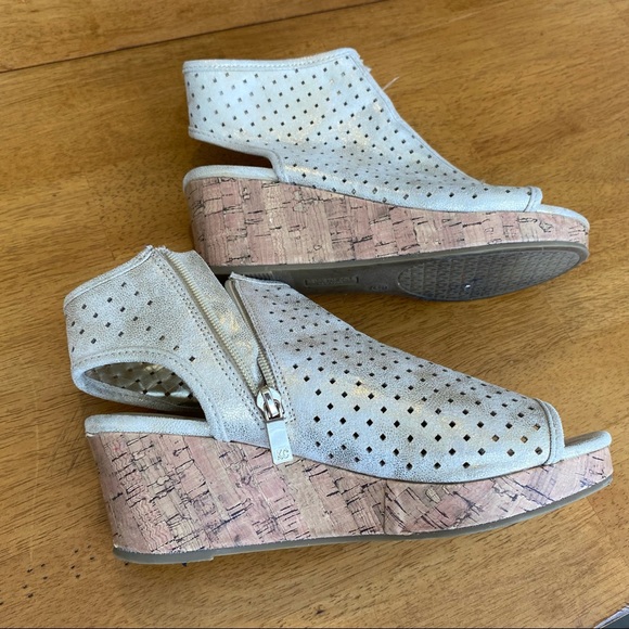 Kenneth Cole Zip-Up Gold Peep Toe Wedge Low Heel Leather Ankle Boot Bootie Sz 5 - Picture 2 of 6